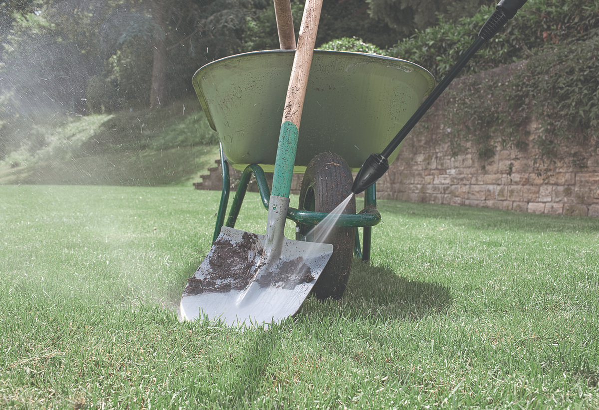 Ο χρήστης καθαρίζει τα εργαλεία του κήπου.